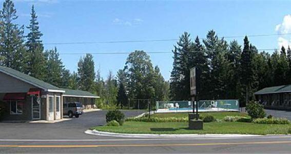 Capri Motel Макино Сити Екстериор снимка