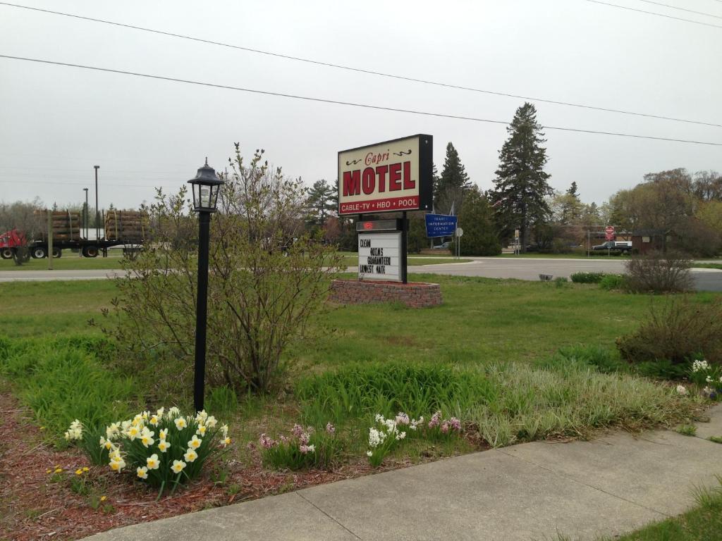Capri Motel Макино Сити Екстериор снимка