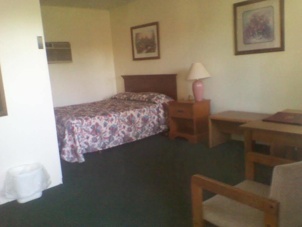 Capri Motel Макино Сити Екстериор снимка